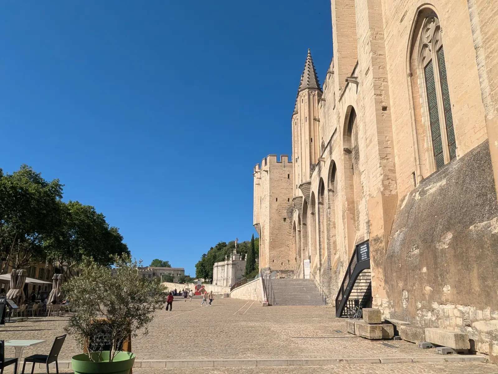 Place du Palais des Papes à quelques pas de La Banasterie