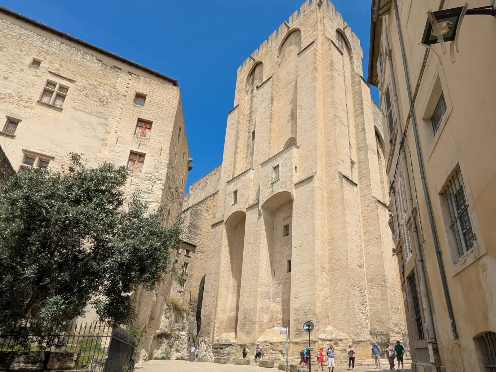 Rue Peyrolerie dans le centre historique d'Avignon