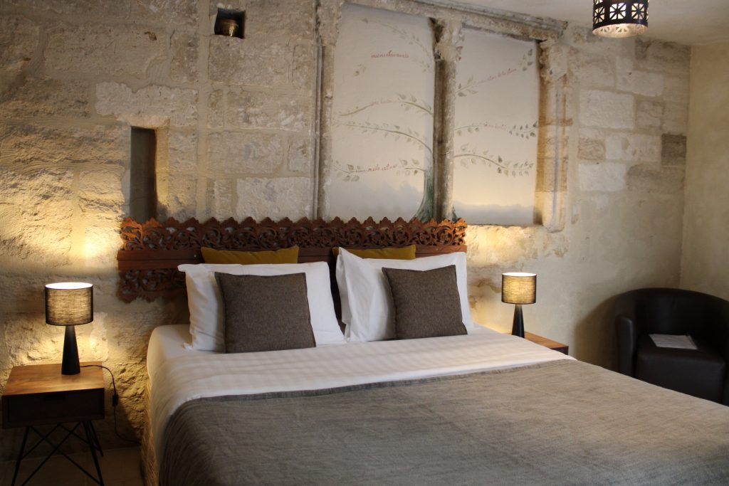 Chambre Guanaja avec murs en pierre à La Banasterie